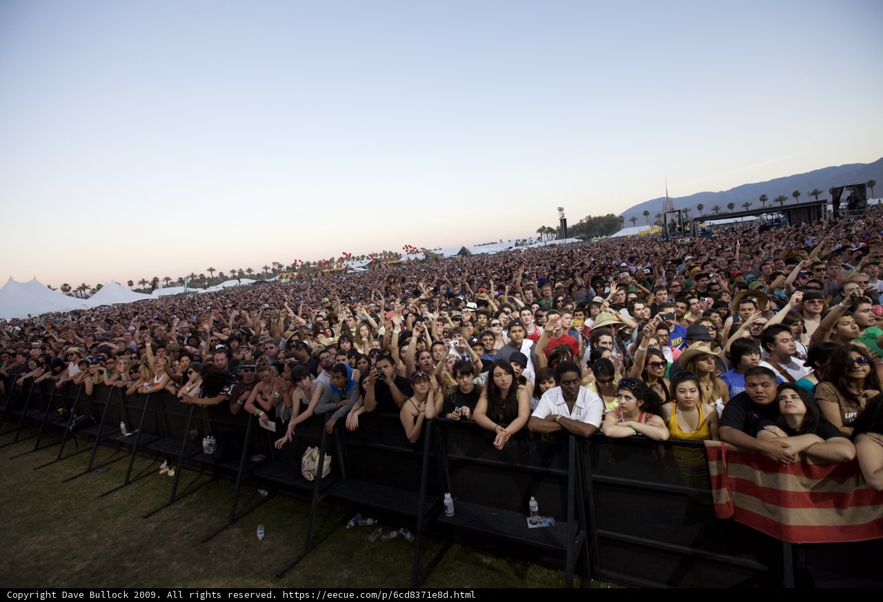 Coachella 2009: Massive Crowd Enjoys Outdoor Concert