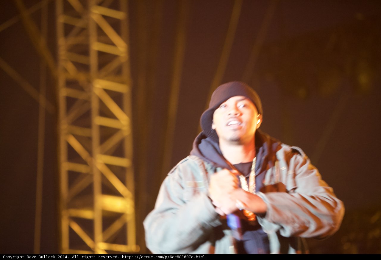 Nas Takes the Stage in Hoodie and Cap