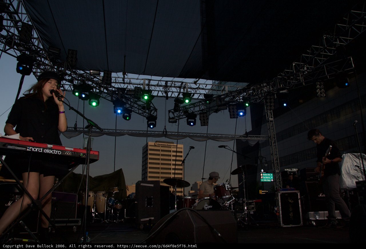 Detour 2006: Kazu Makino Rocks the Keyboard with Her Band