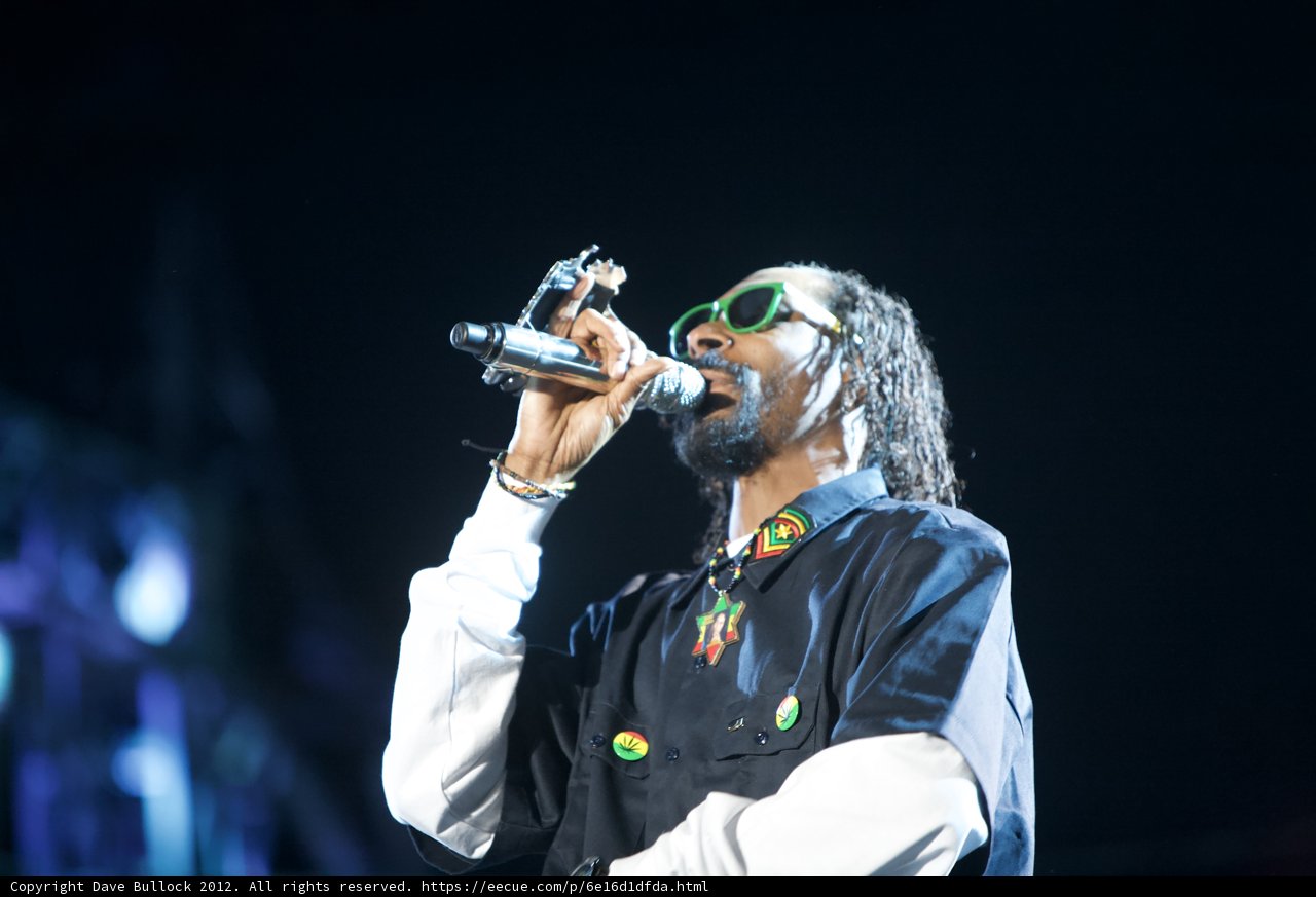 Snoop Dogg rocks Coachella 2012 with solo performance