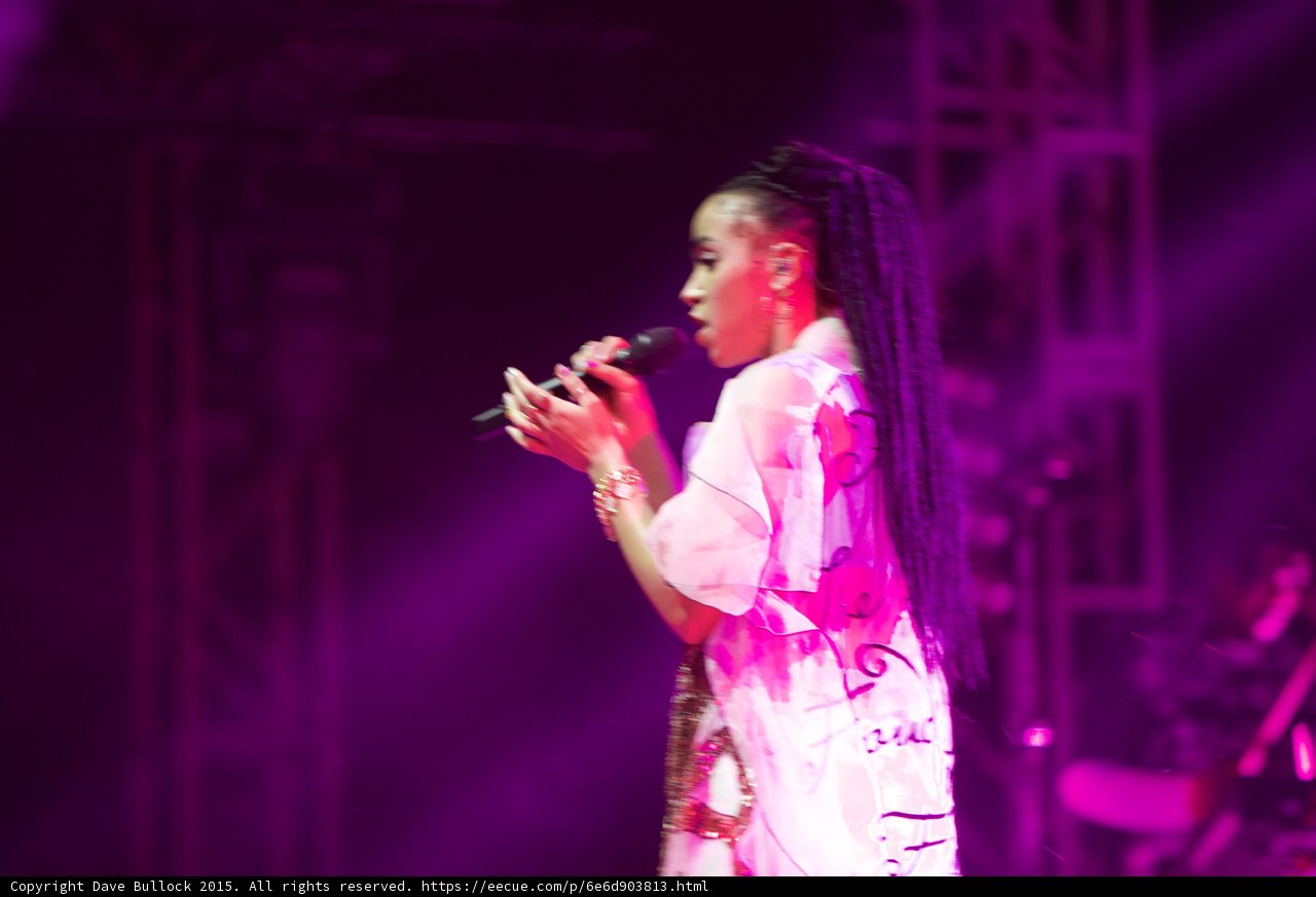 Dreadlocked Woman Belt Out Her Voice on Stage
