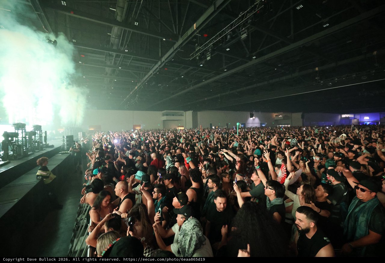 Massive Crowd Surges at Wobbleland 2026 EDM Festival