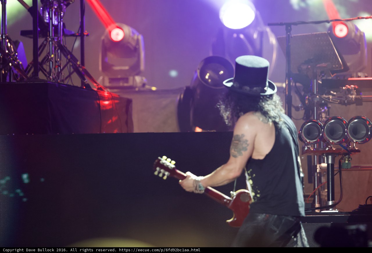 Slash Takes the Rock and Roll Hall of Fame by Storm