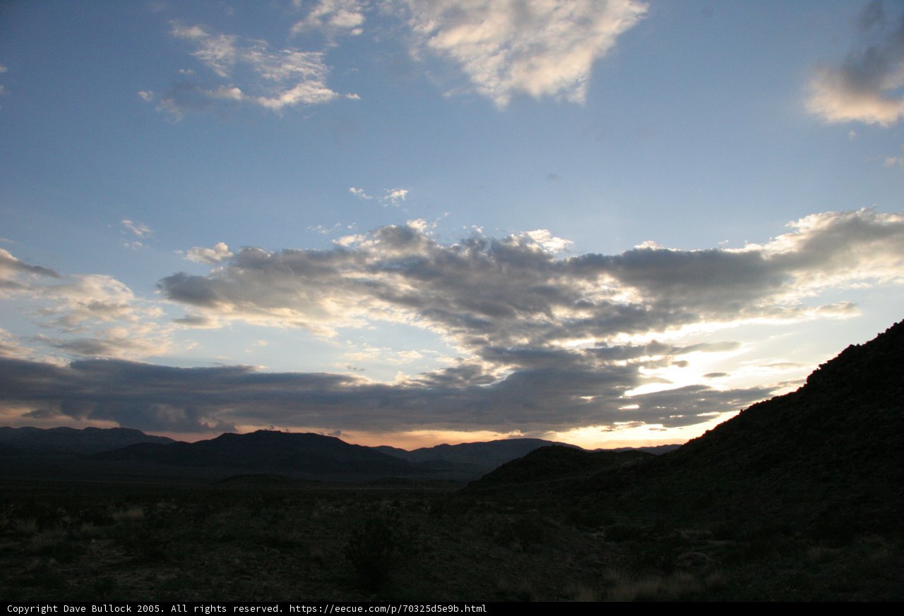 Desert Skies: A Stunning Sunset Scene