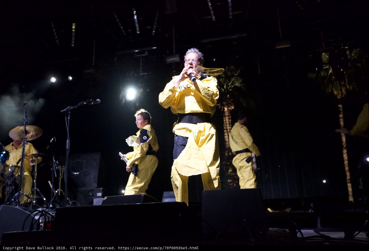 Yellow-clad Performers Rock the Stage