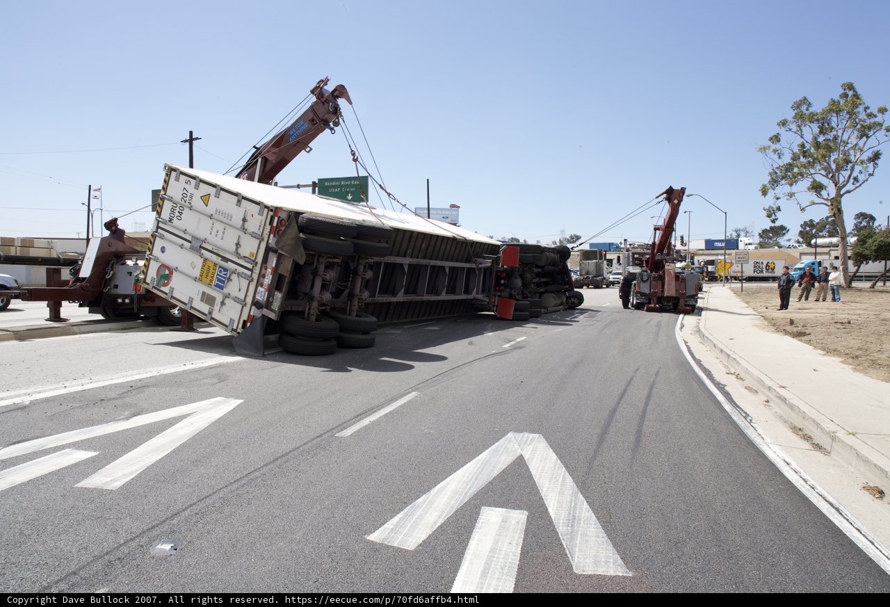 Tricky Situation: Overturned Truck Rescued