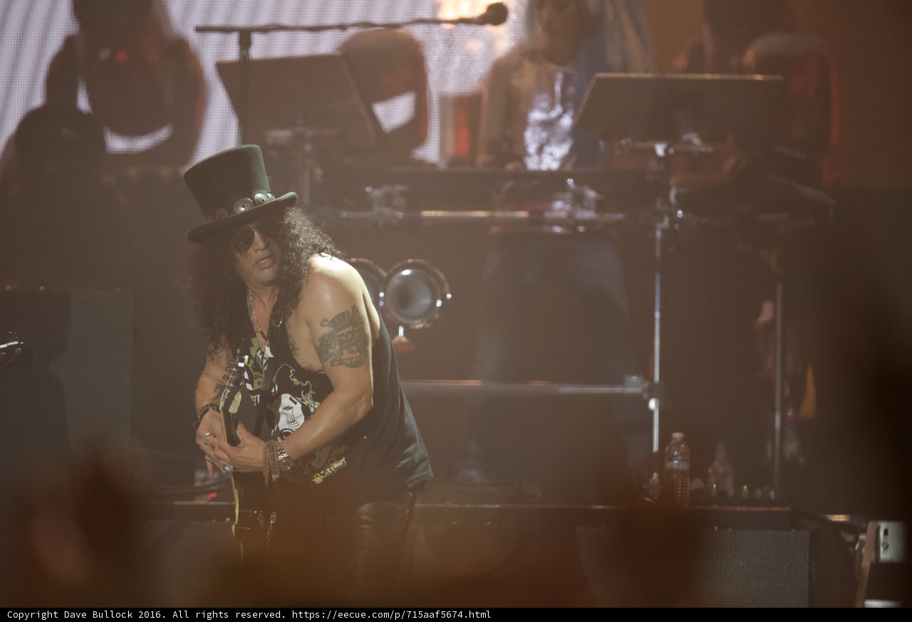 Slash Rocks the MTV Music Awards