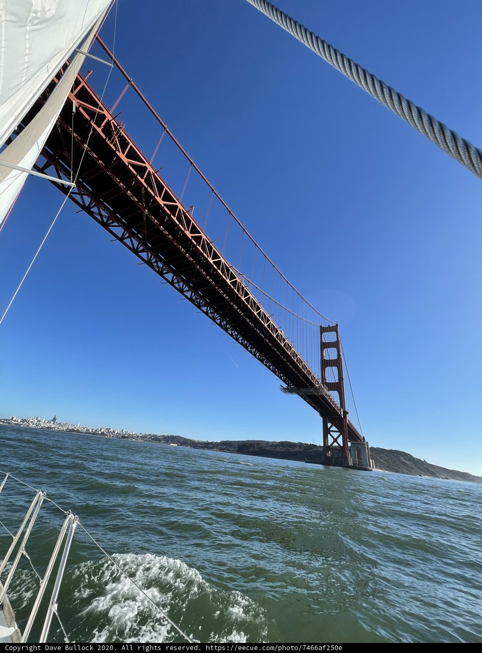 Iconic Golden Gate Suspension Bridge Captured at Its Finest from the Water