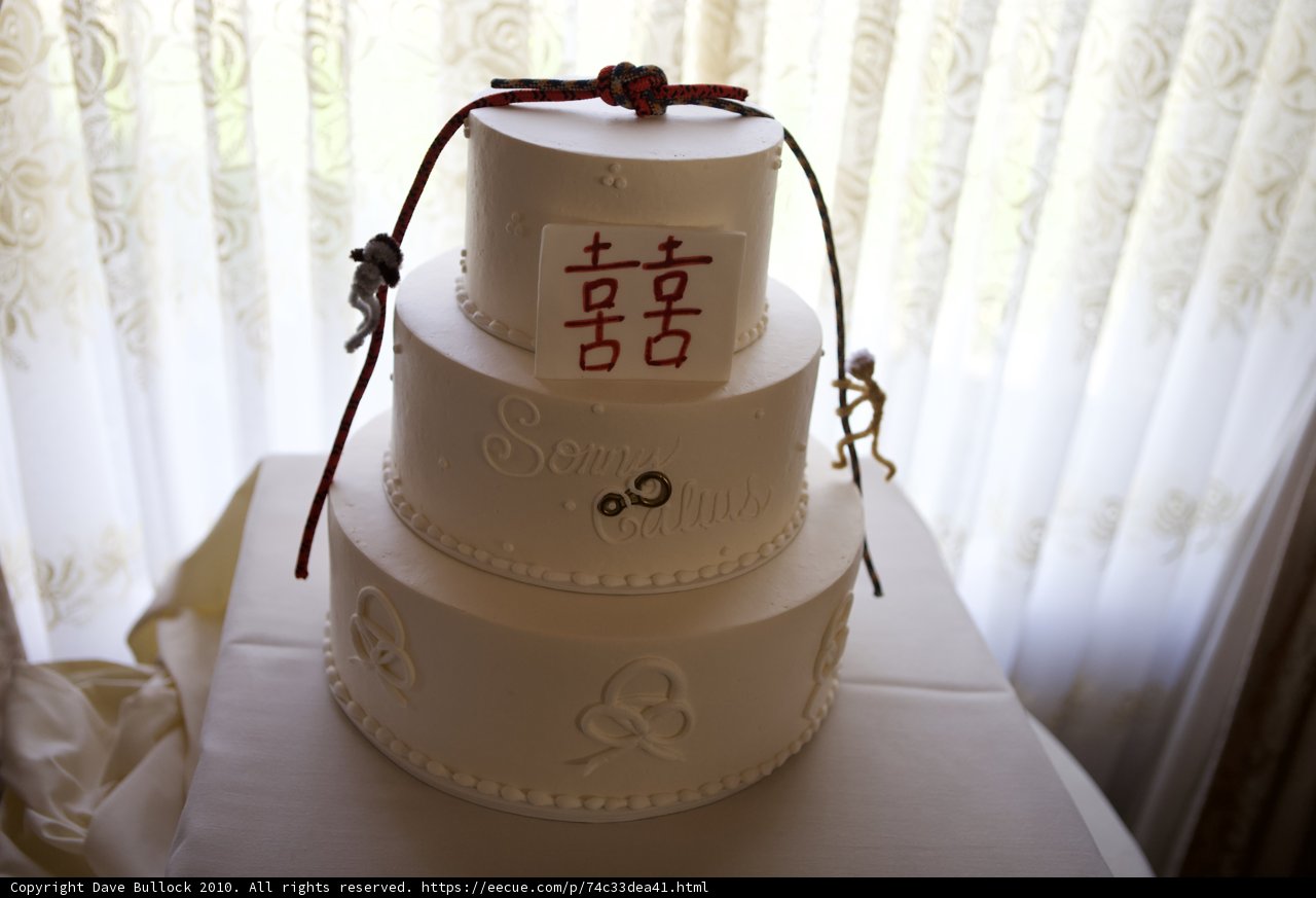 Elegant Wedding Cake with Red and White Decorations