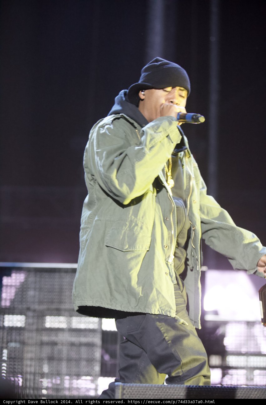 Nas Takes the Stage in Green Jacket and Hat
