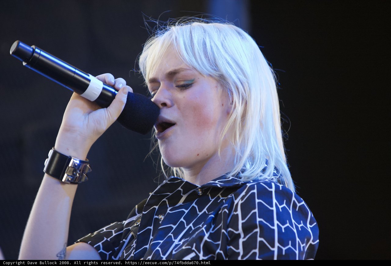 Keelin Woodell electrifies Coachella mic