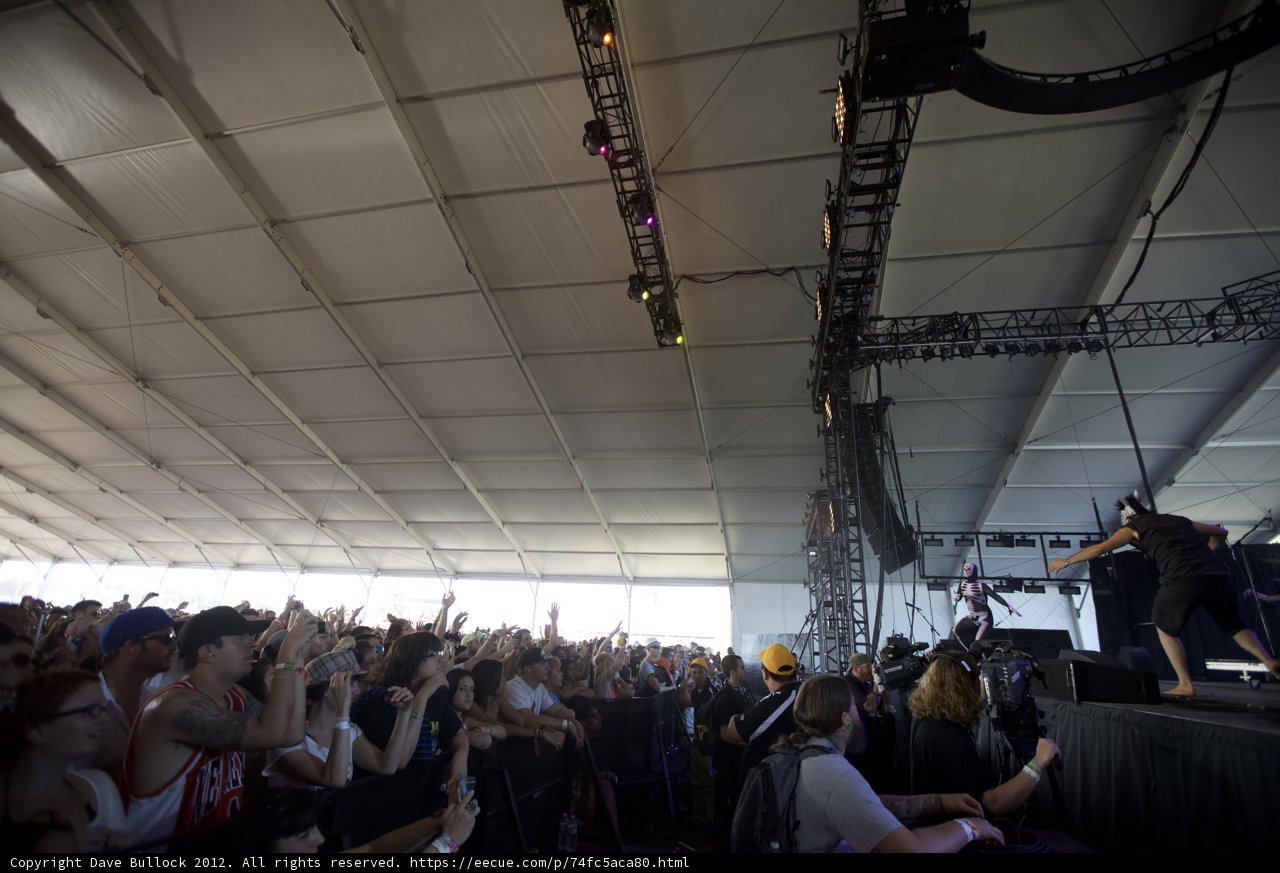One Man, One Stage, One Roaring Crowd