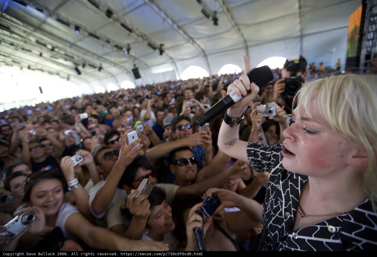 Woman electrifies crowd at Coachella