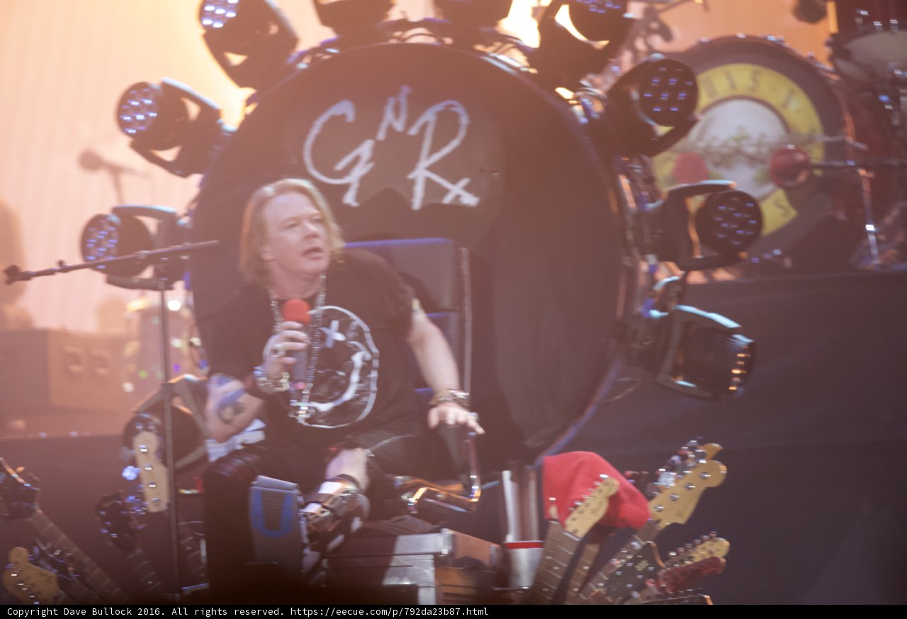 Singer mesmerizes crowd with guitar solo