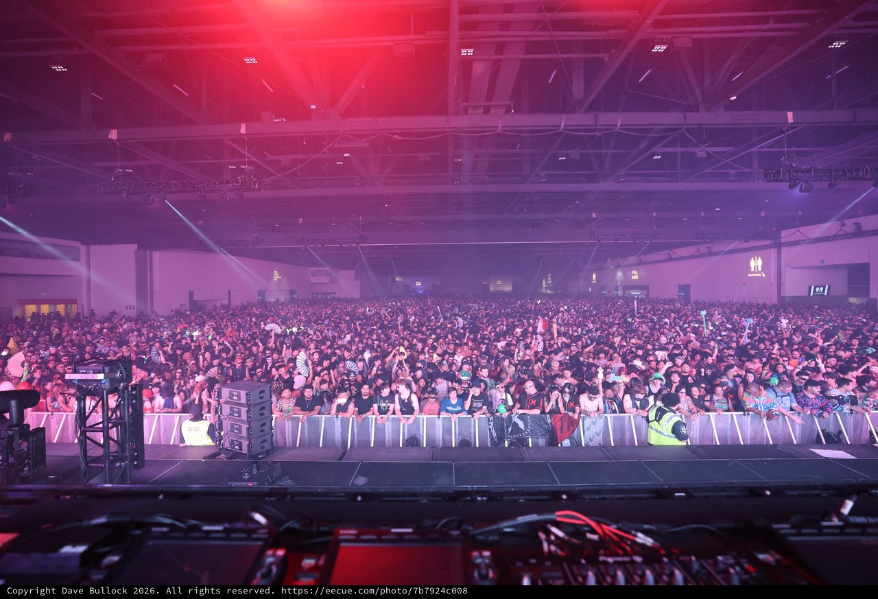 Massive Indoor Crowd Packs Wobbleland 2026 Festival