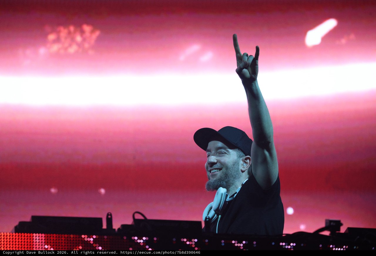 DJ Throws Up Horns at Wobbleland Festival 2026