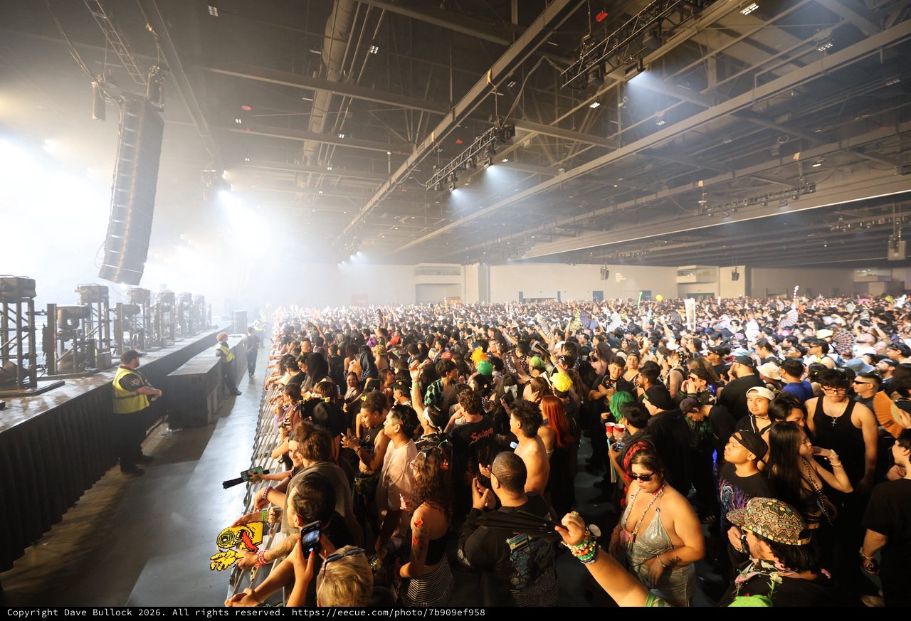Massive Crowd Fills Indoor Venue at Wobbleland 2026