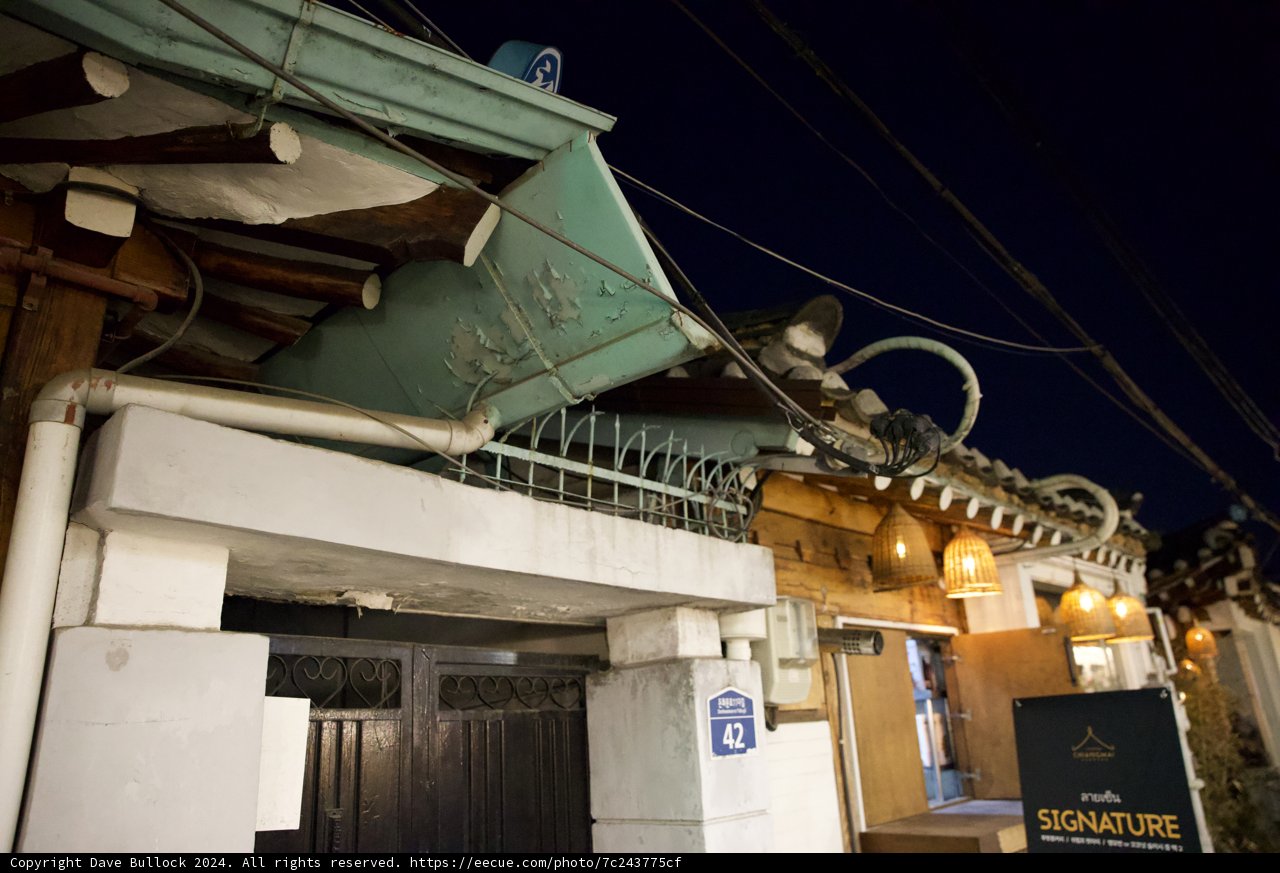 Midnight Charm: Korea's Urban Architecture