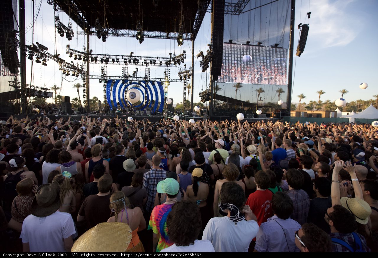 Coachella 2009: A Sea of People and Hats