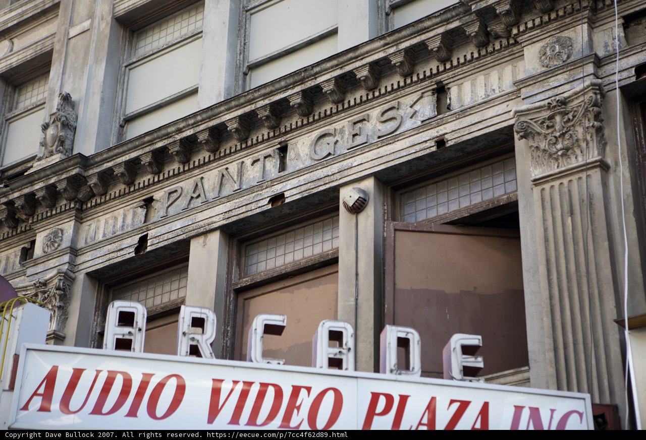Palace Geska: A Beautiful Urban Building in New York