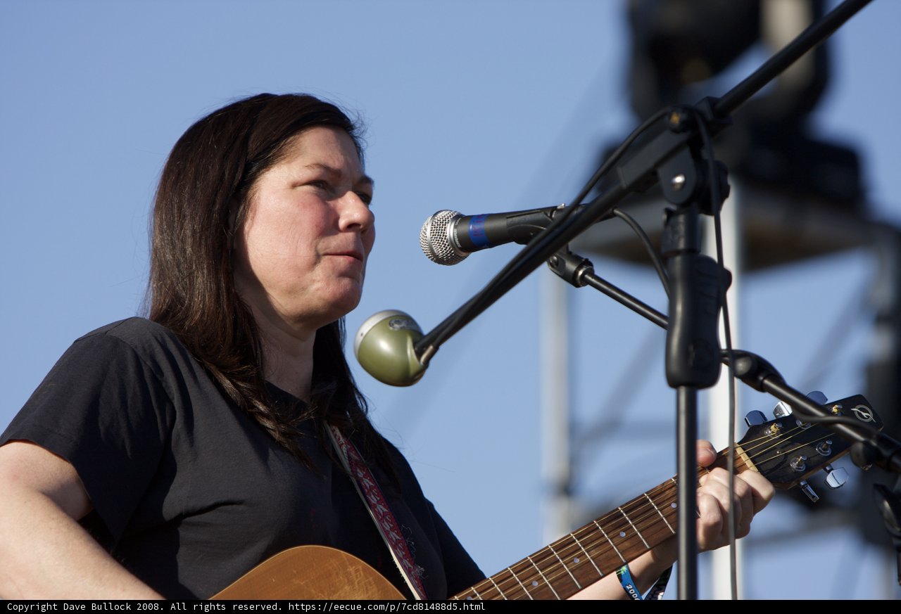 Kim Deal Rocks Coachella with Acoustic Guitar