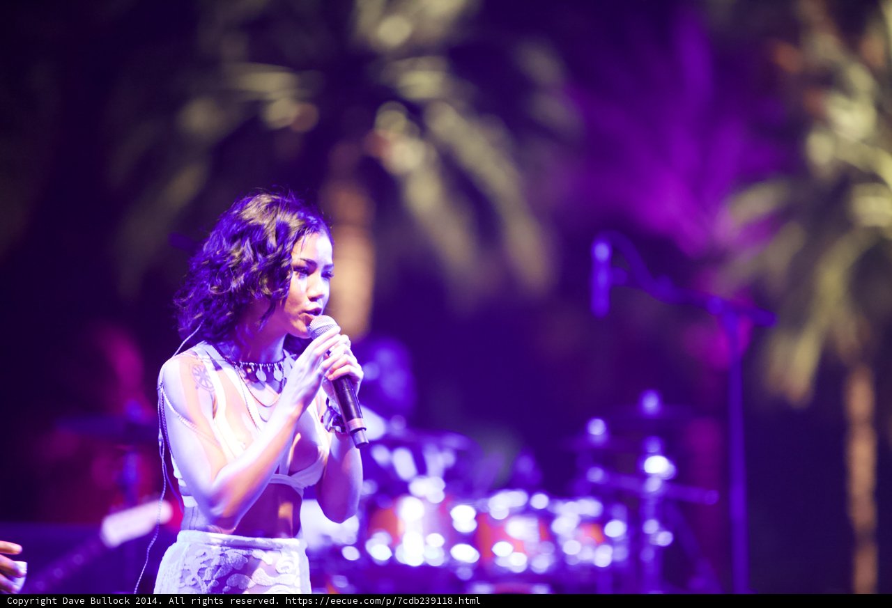 Jhené Aiko's Soulful Solo Performance