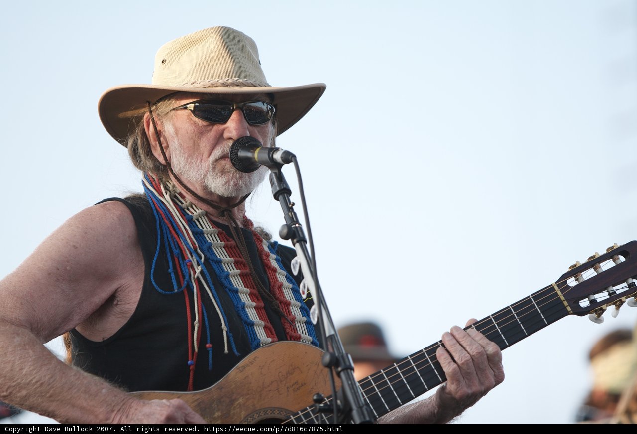 Willie Nelson's Acoustic Stage Presence