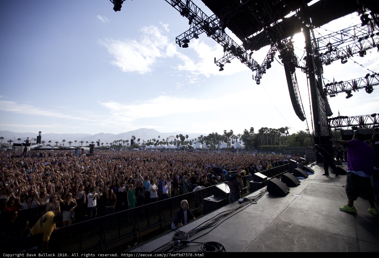 Coachella Crowd Rocks Out Under the California Sky