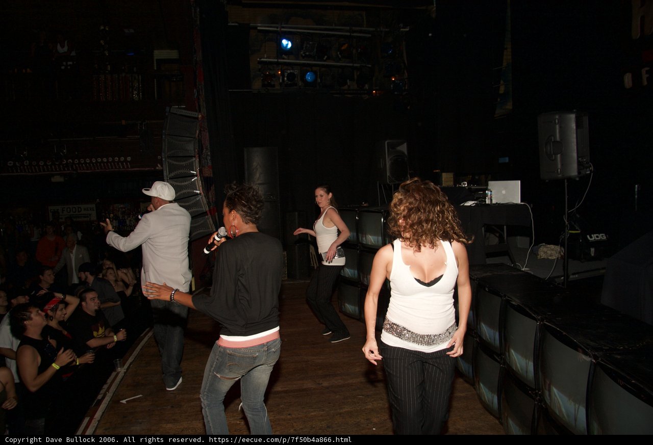 Club Crowd Rocks Out to Tekdbz4