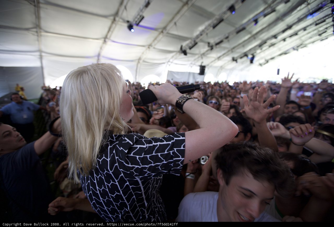 Blonde Bombshell Belts it Out at Coachella
