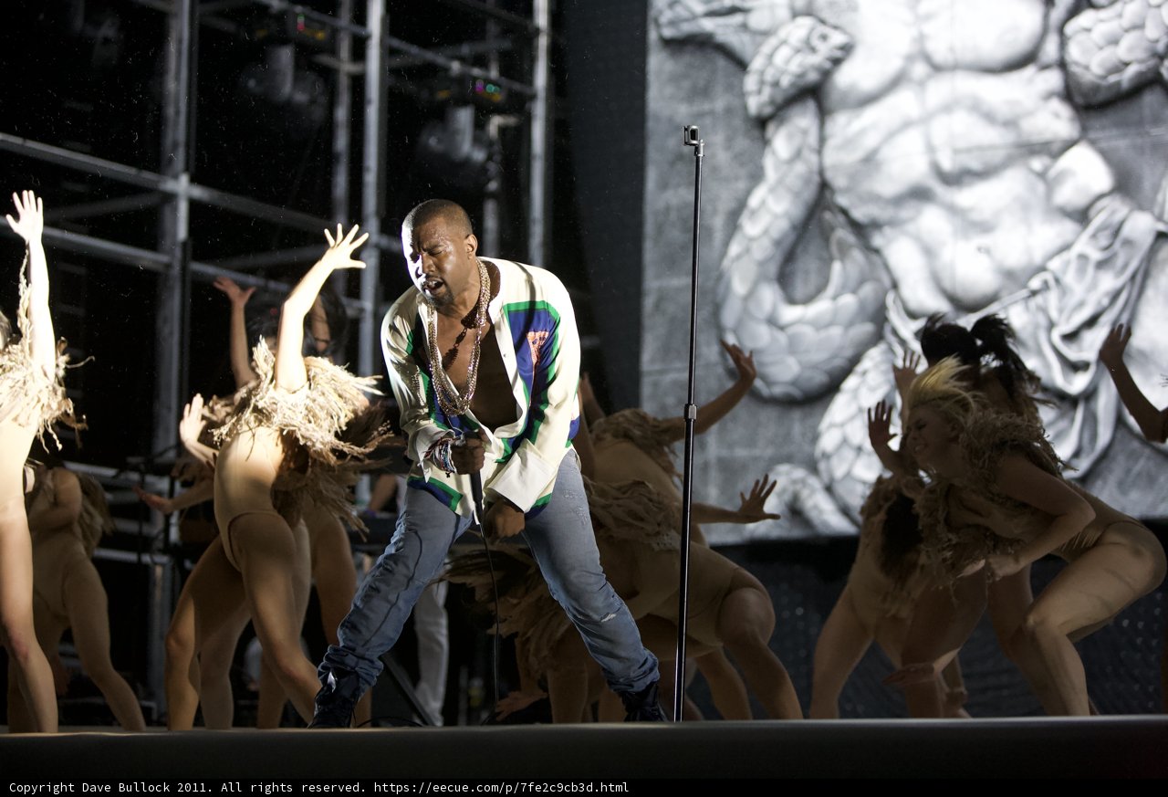 Kanye West on Stage Dancing with Four Female Performers