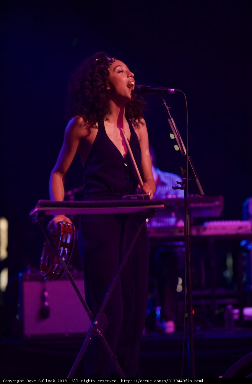 Corinne Bailey Rae captivates crowd with keyboard performance