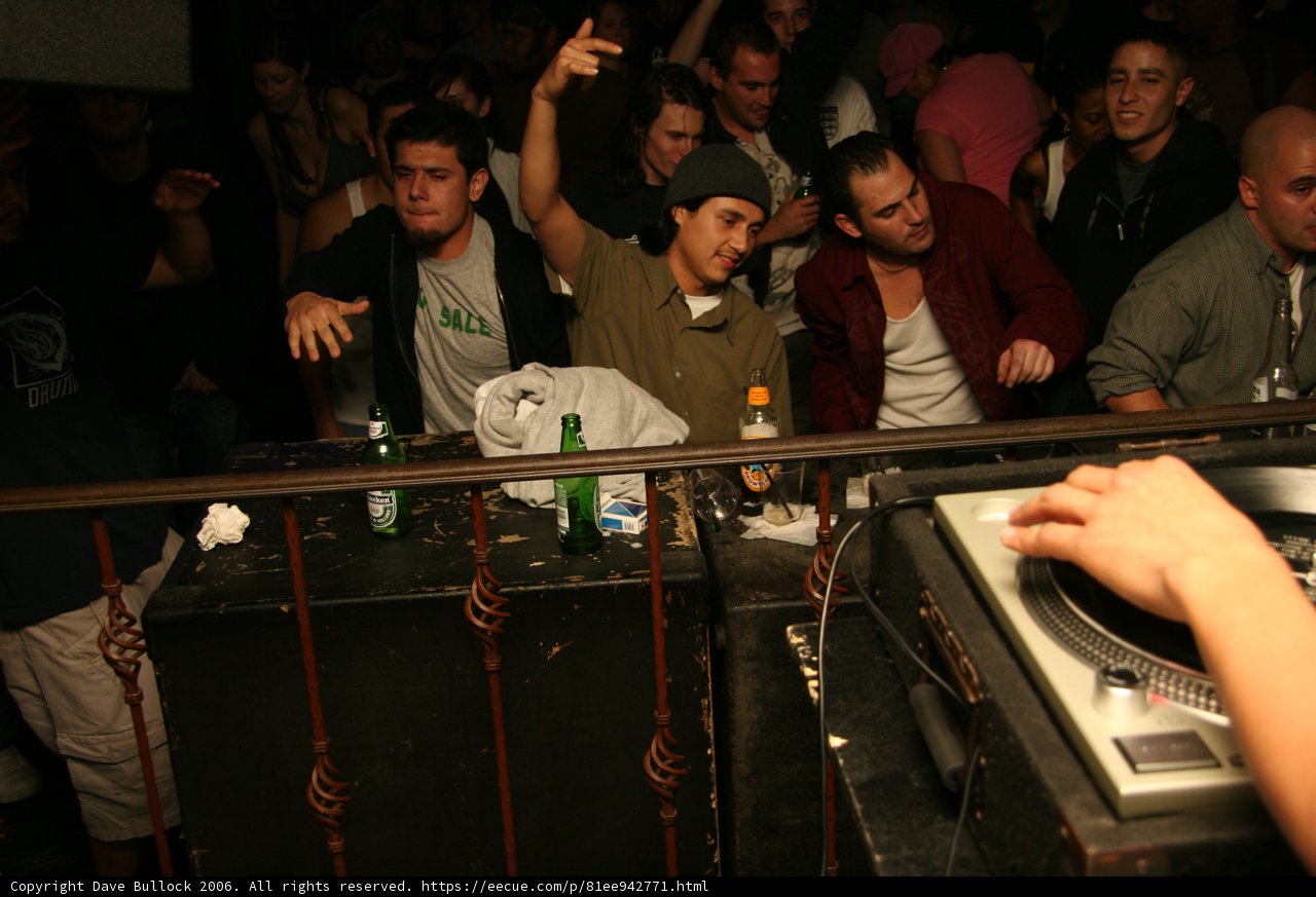 Black-Shirted Entertainer amazes Clubgoers