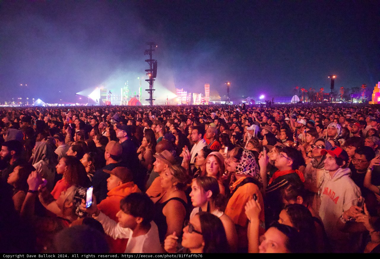Night Vibes at Coachella 2024 – A Captivating Crowd Experience