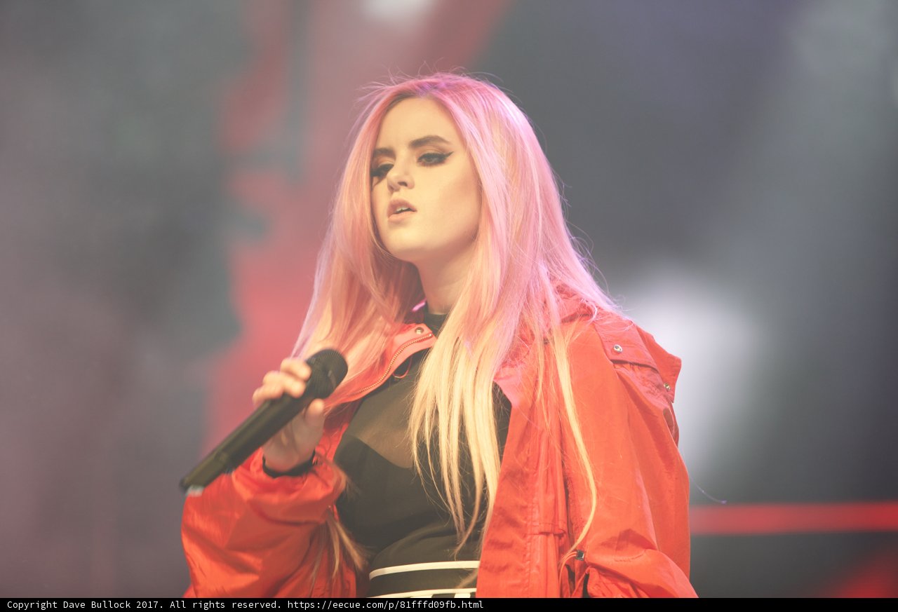 Pink Rockstar Gives Impressive Solo Performance