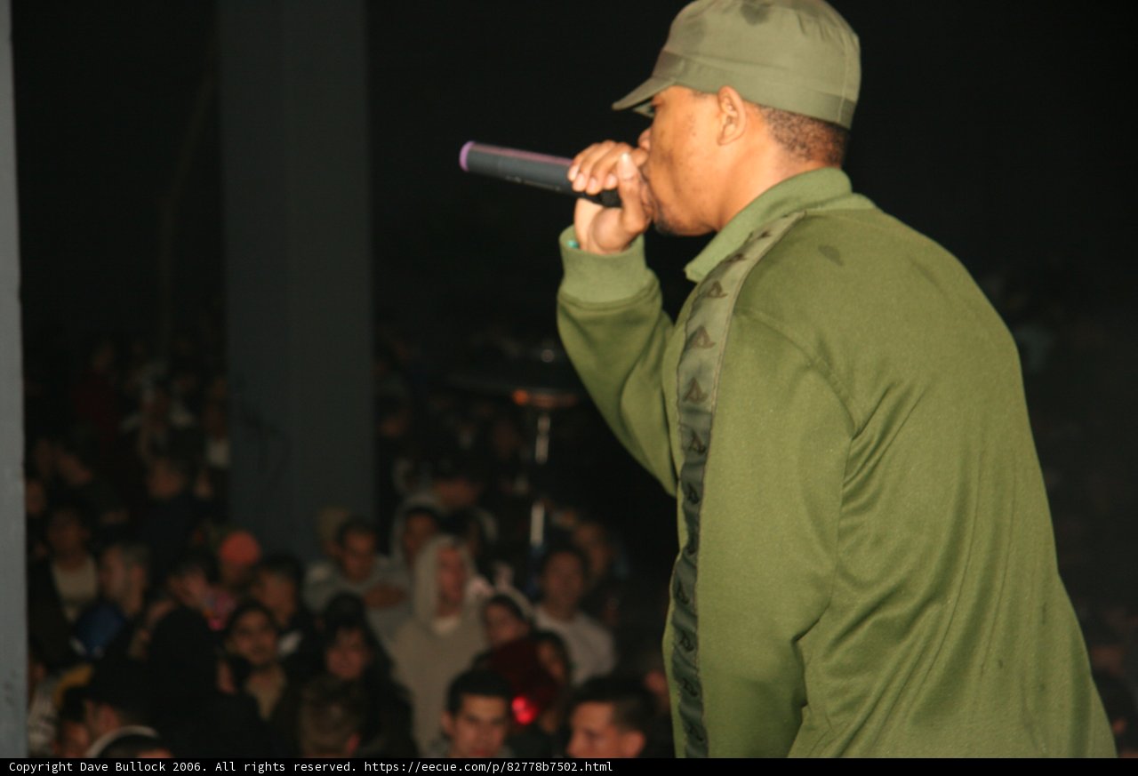 Green-Jacketed Singer Wows Crowd with Solo Performance