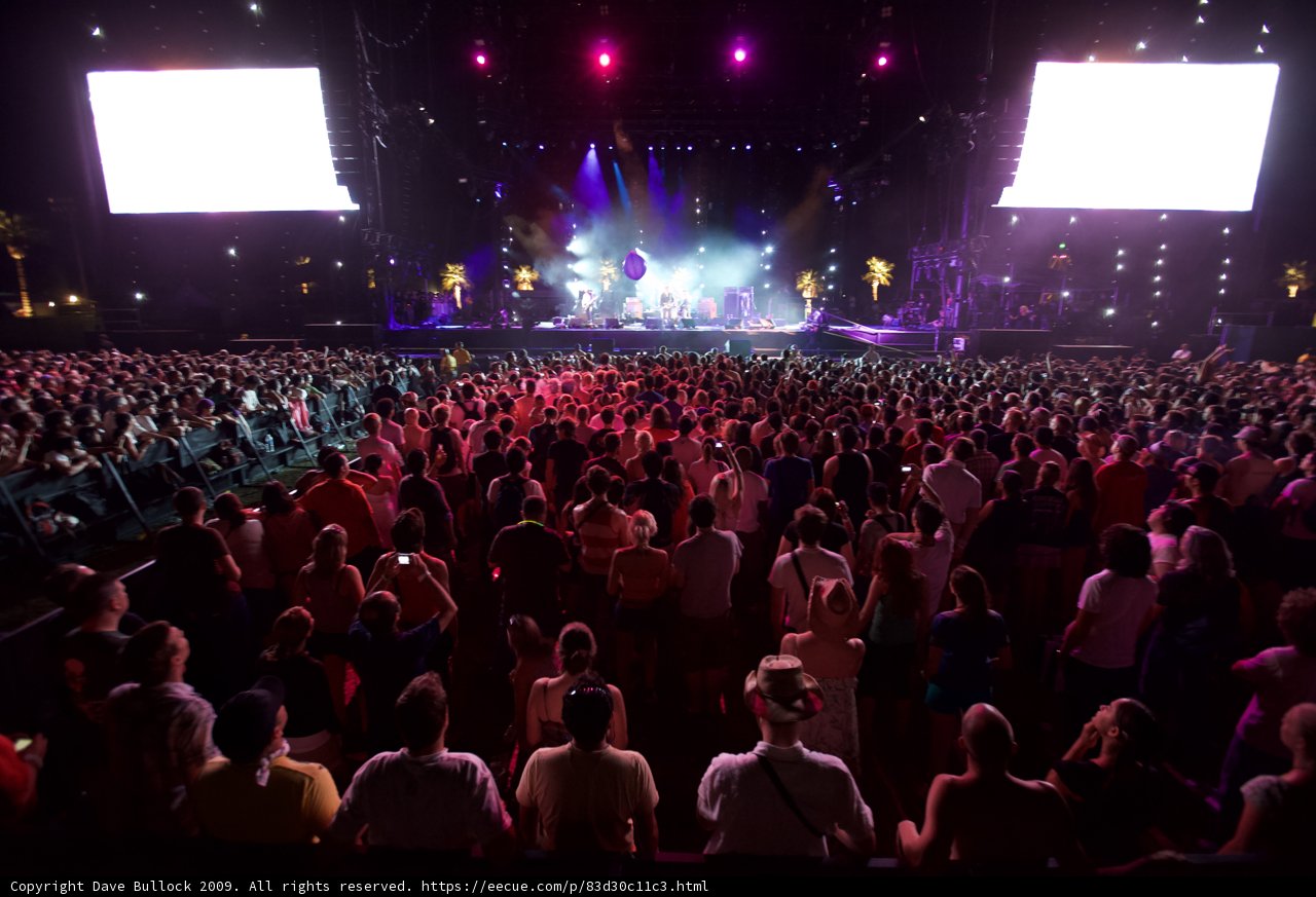 Massive Crowd Rocks Coachella 2009
