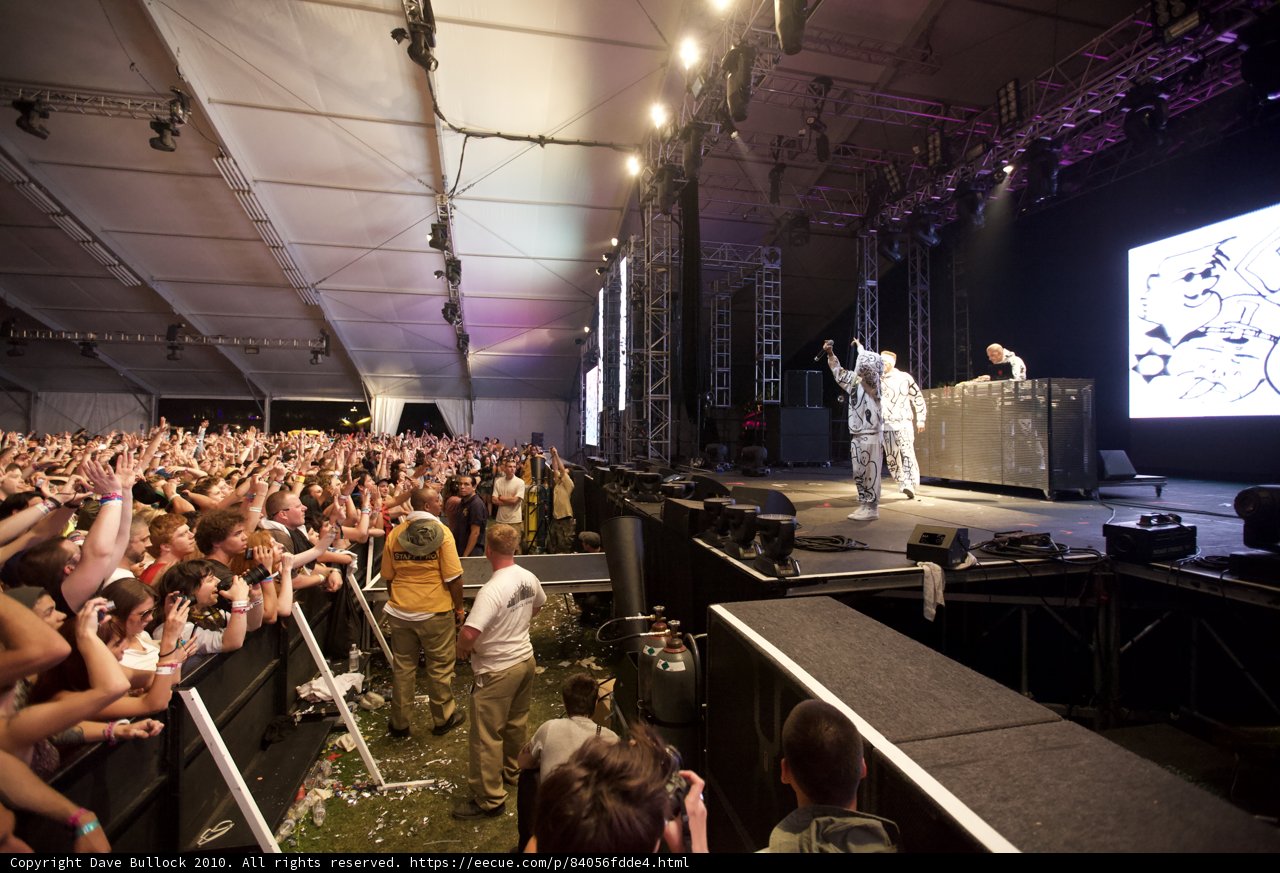 White-clad Performer Rocks the Crowd at Coachella 2010