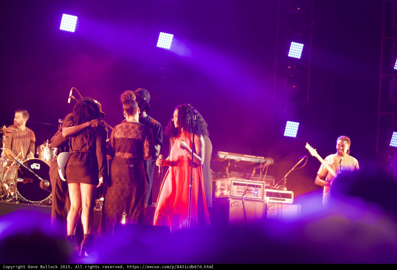 Solange Speaking To Crowd Red Dress Band Final Moment Drummer Guitarist Purple