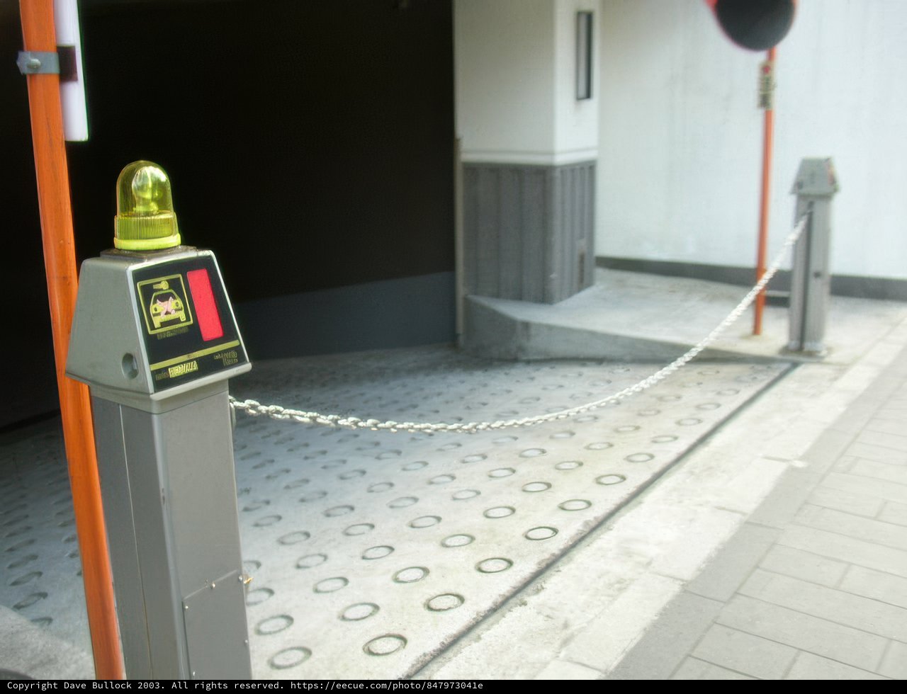 Unusual Traffic Light on a Chain