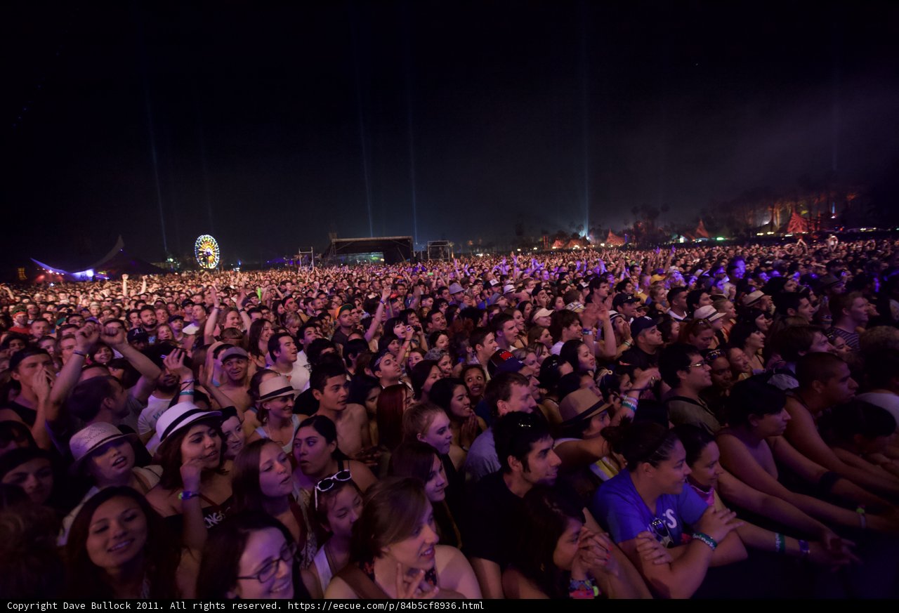 Coachella Nightlife: A Thrilling Crowd Experience