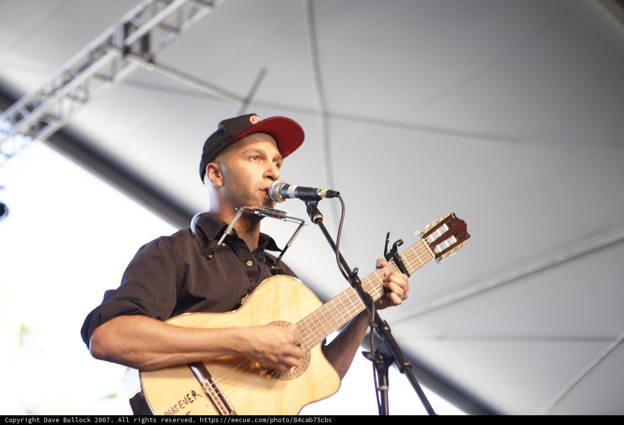 Tom Morello mesmerizes the crowd with his guitar skills
