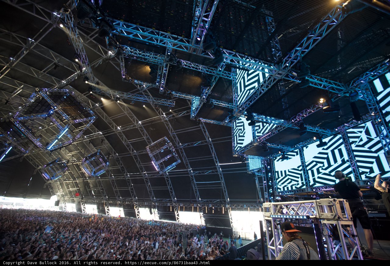 Electric Atmosphere: A Stage Packed with Fans
