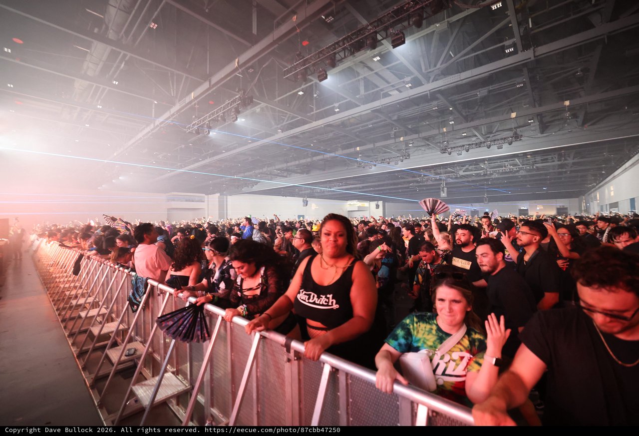 Massive Crowd Surges at Wobbleland 2026 EDM Festival