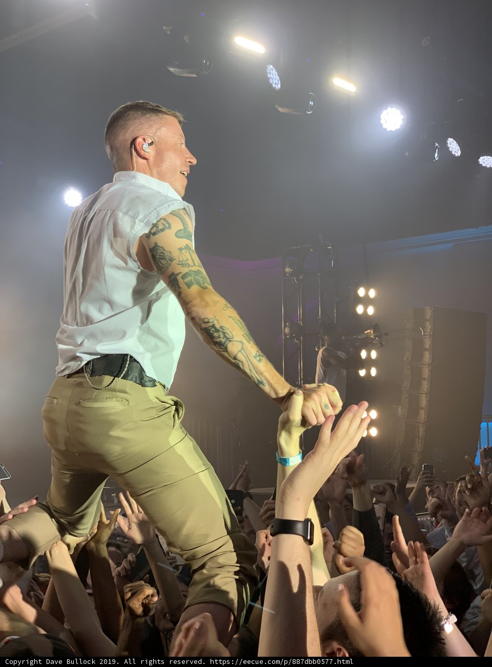 Tattooed Performer Rocks the Crowd