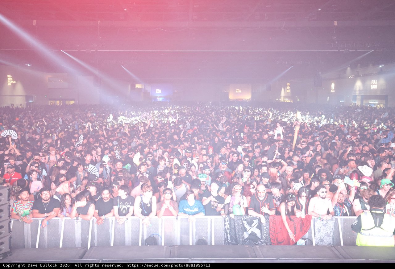 Massive Indoor Crowd Surges at Wobbleland 2026