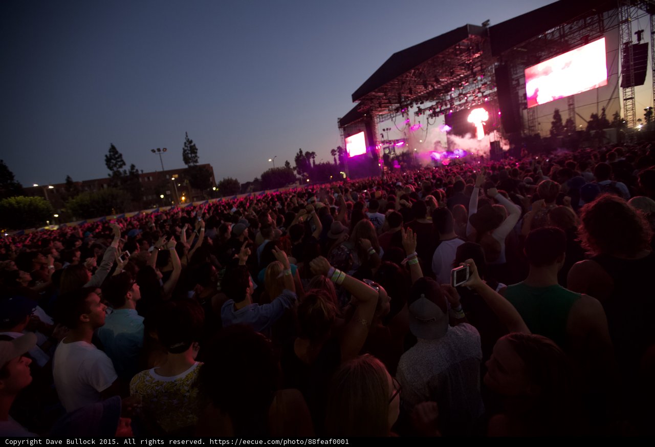 Main Stage Dusk Pink Crowd Phones