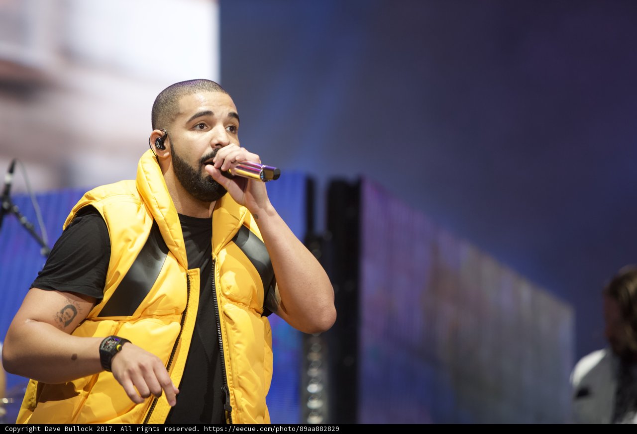 Drake's Energetic Performance at the O2 Arena