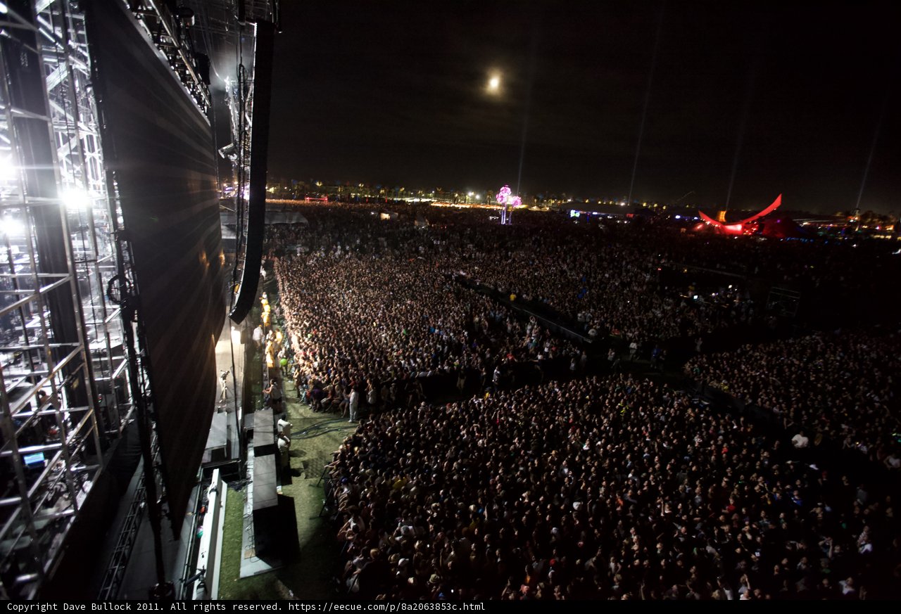 Coachella 2011: Nighttime Crowd Frenzy