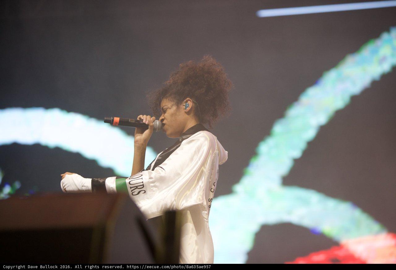 Ella Mai shines on stage with her solo performance